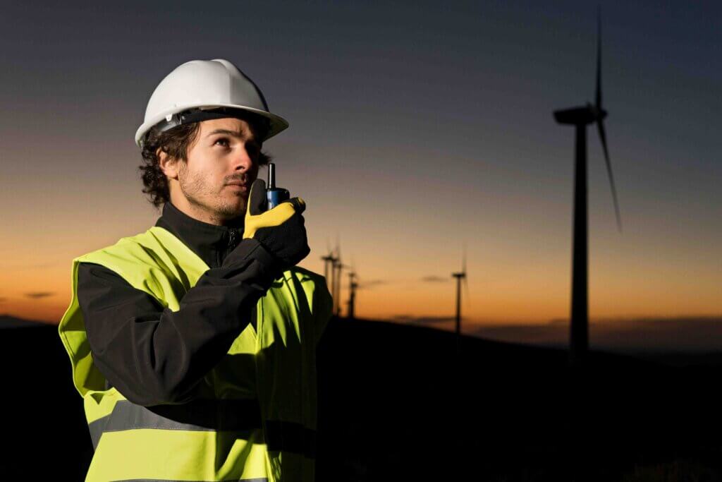 Homem trabalhando em uma indústria de energia eólica