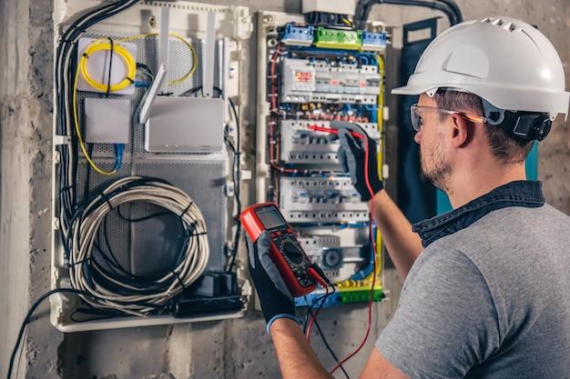 Técnico elétrico fazendo a manutenção de instalações elétricas prediais