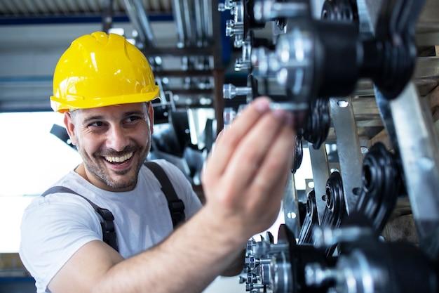 Homem realizando manutenção preventiva
