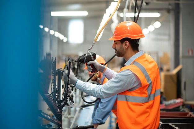 Homem com equipamentos de segurança em seu local de trabalho