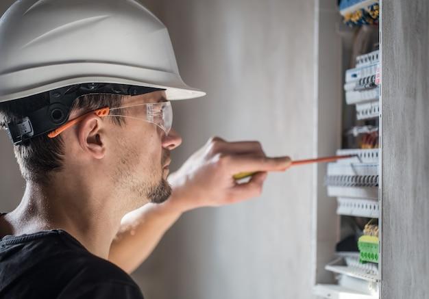 homem mexendo com segurança elétrica
